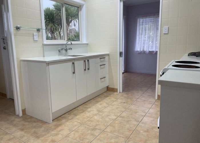  at 131 View Road, Sunnyvale, Auckland