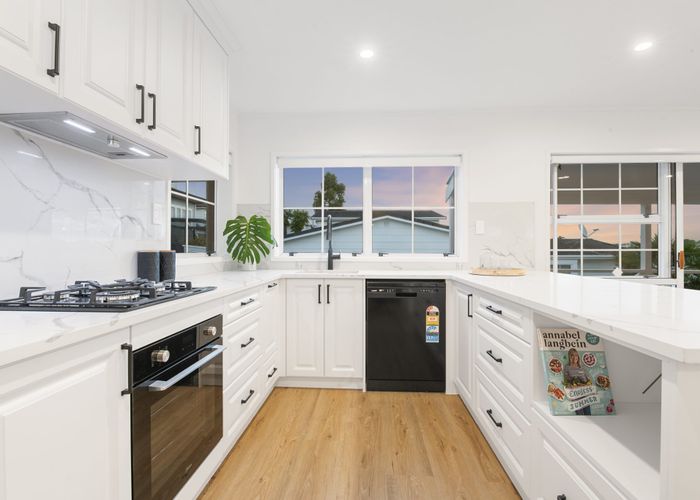  at 2/23 Heathcote Road, Castor Bay, Auckland