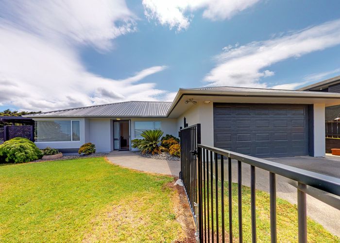  at 2/2 Calluna Crescent, Totara Heights, Auckland