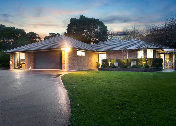  at 8 Wright Road, Redvale, Auckland