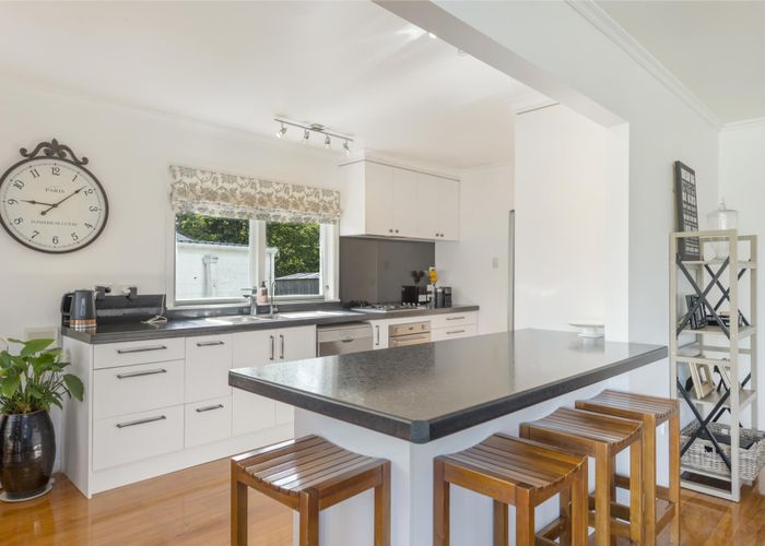  at 6 Burwood Place, Silverdale, Hamilton