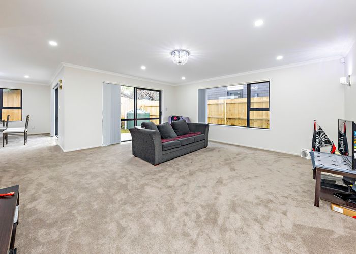  at 2/7 WAIARI RD, CONIFER GROVE, Auckland