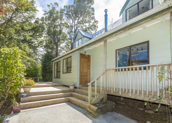  at 90 Avro Road, Blue Mountains, Upper Hutt