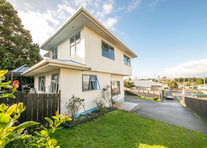  at 2/30 Mountain Road, Māngere Bridge, Auckland