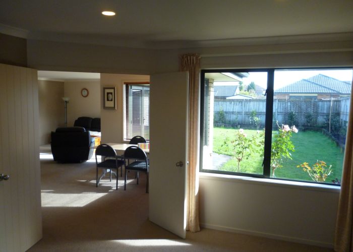  at 6 Azure Place, Huntington, Hamilton