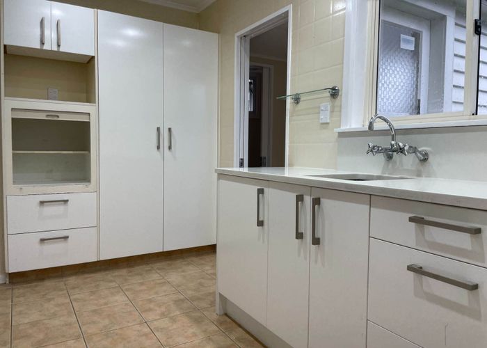  at 131 View Road, Sunnyvale, Auckland