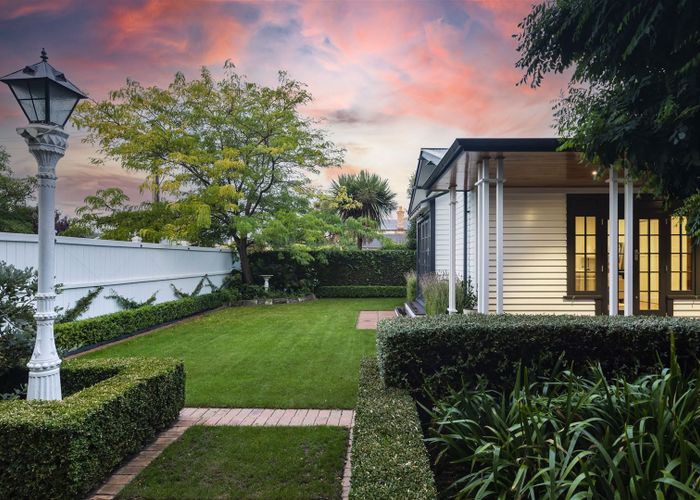  at 83 St Andrews Square, Strowan, Christchurch