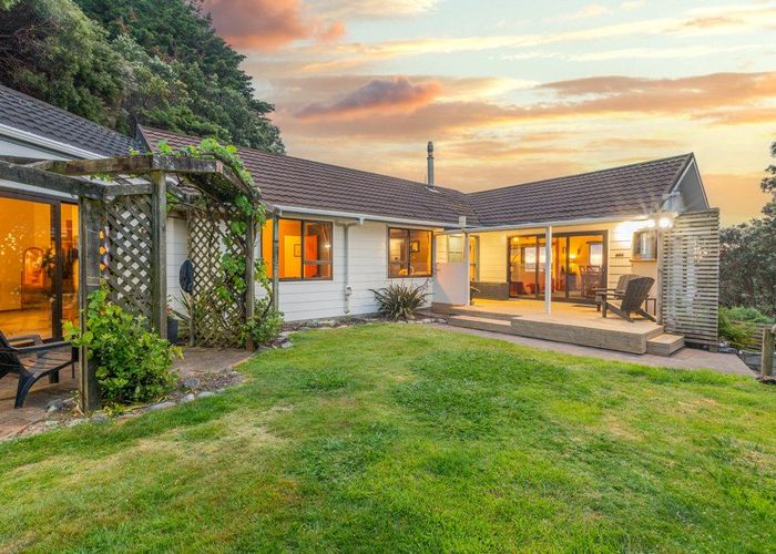  at 104 Airlie Road, Plimmerton, Porirua, Wellington