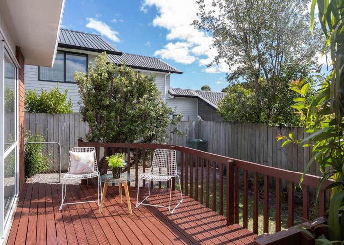  at 2/8 Kaipatiki Road, Glenfield, North Shore City, Auckland