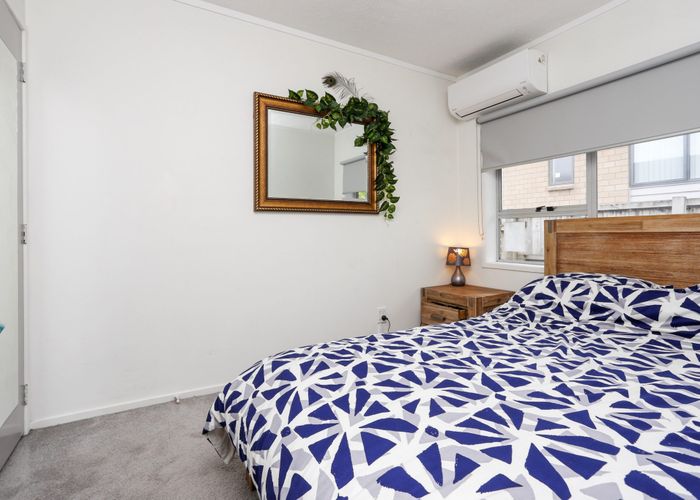  at 2/8 Stamford Park Road, Mount Roskill, Auckland