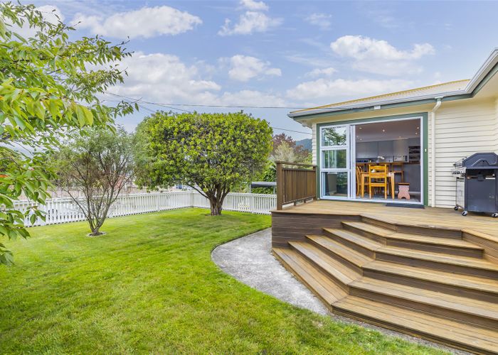  at 21 Saint Johns Terrace, Tawa, Wellington