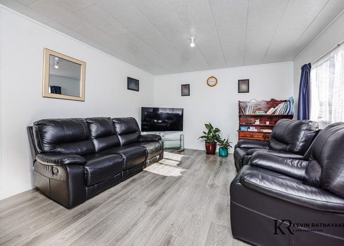  at 2/62 Redcrest Avenue, Red Hill, Papakura, Auckland