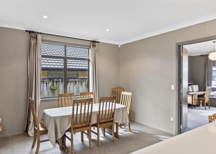  at 14 Thistlewood Avenue, Hamilton East, Hamilton