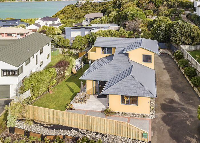  at 20 Pendennis Point, Camborne, Porirua