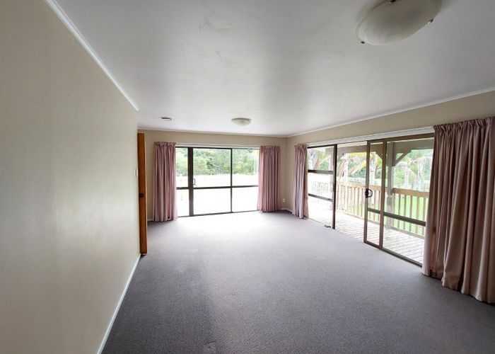  at 8 Lowtherhurst Road, Massey, Waitakere City, Auckland