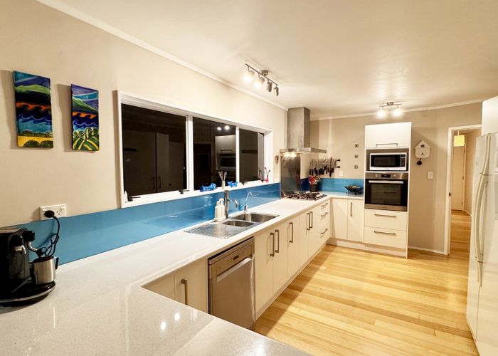  at 6 Mosman Place, Chatswood, Auckland