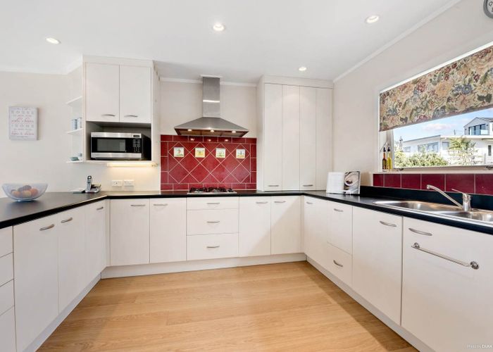  at 35 Montgomery Ave, Rothesay Bay, North Shore City, Auckland