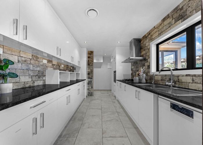  at 8 Papatahi Place, Henderson, Waitakere City, Auckland