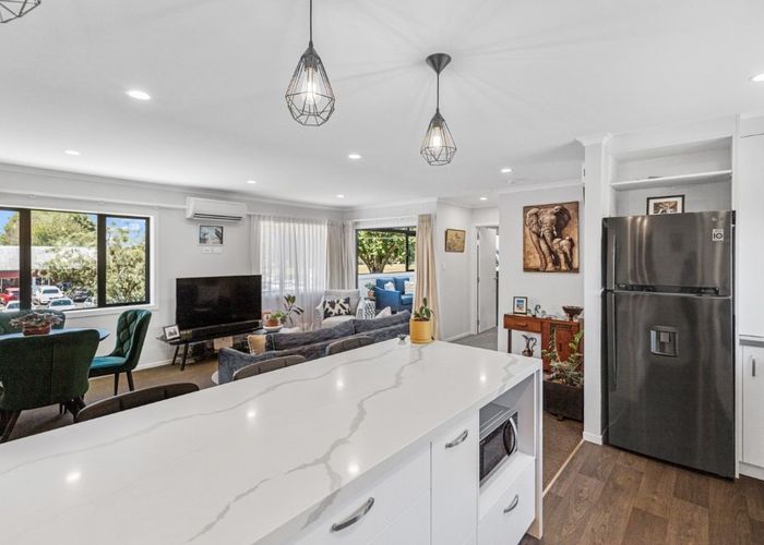  at 2/15 Cook Street, Hamilton East, Hamilton