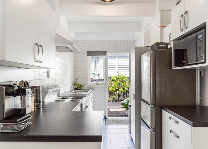  at 2/86 Divich Avenue, Te Atatu South, Auckland