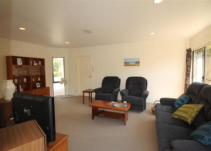  at 2/60 Howe Street, Howick, Auckland