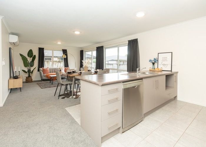  at 5 Millie Place, Huntington, Hamilton