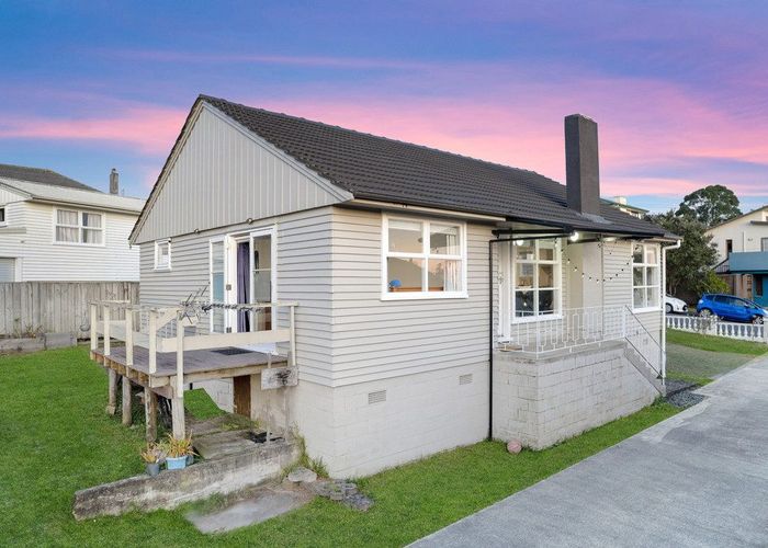  at 8 Winifred Avenue, Bayview, North Shore City, Auckland