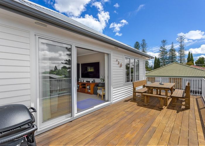  at 15a Sarona Avenue, Glen Eden, Waitakere City, Auckland