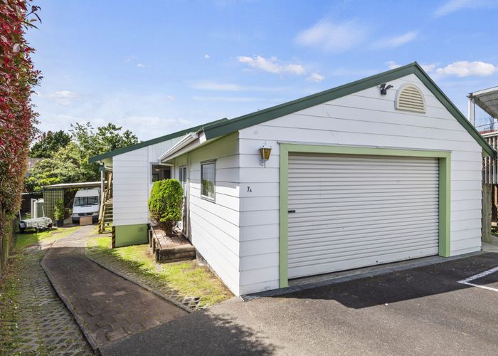  at 7 Bardia Street, Belmont, Auckland