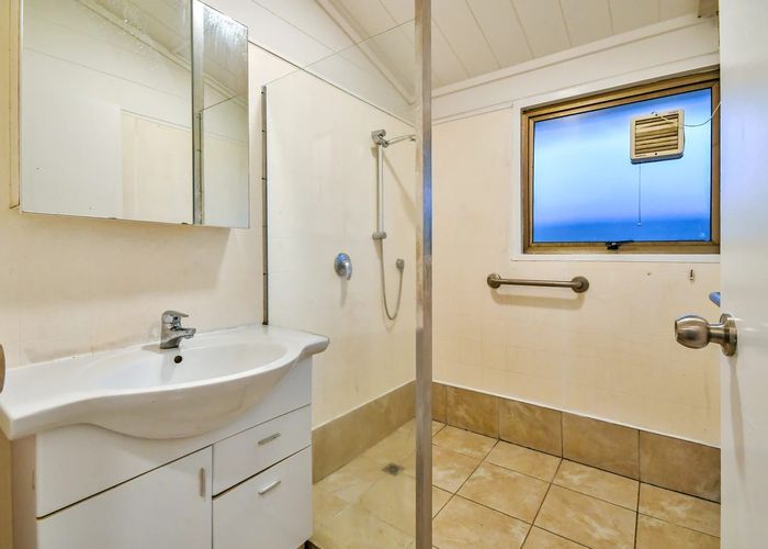 at 18 Gibbons Road, Weymouth, Auckland