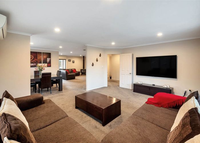  at 7 Sapperton Drive, Henderson, Auckland
