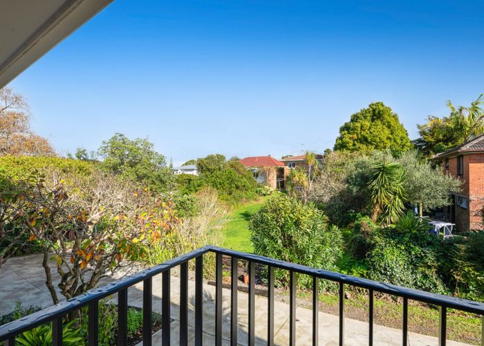  at 2/11 Roberts Avenue, Bayswater, North Shore City, Auckland