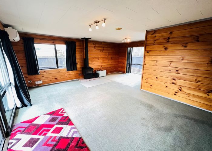  at 2/25 Inwoods Road, Parklands, Christchurch