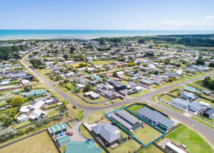  at 35 Barling Street, Himatangi Beach