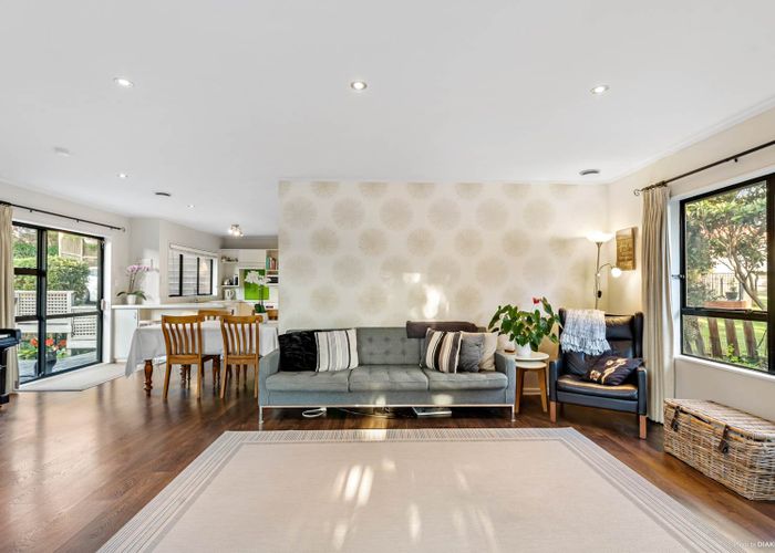  at 2/498 Beach Road, Murrays Bay, Auckland