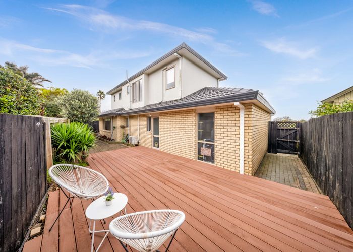  at 2/13 Fratley Avenue, Farm Cove, Manukau City, Auckland