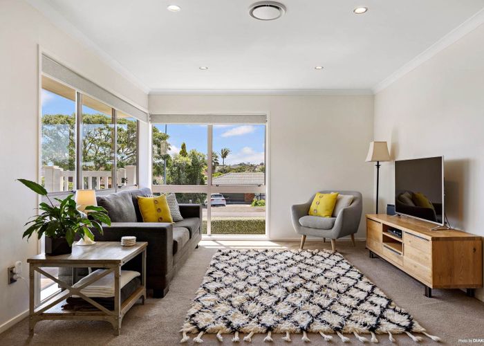  at 2/6 Carriage Close, Northpark, Manukau City, Auckland