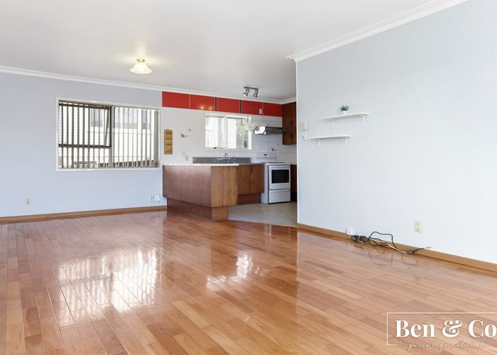  at 2/5 Ryburn Road, Mount Wellington, Auckland