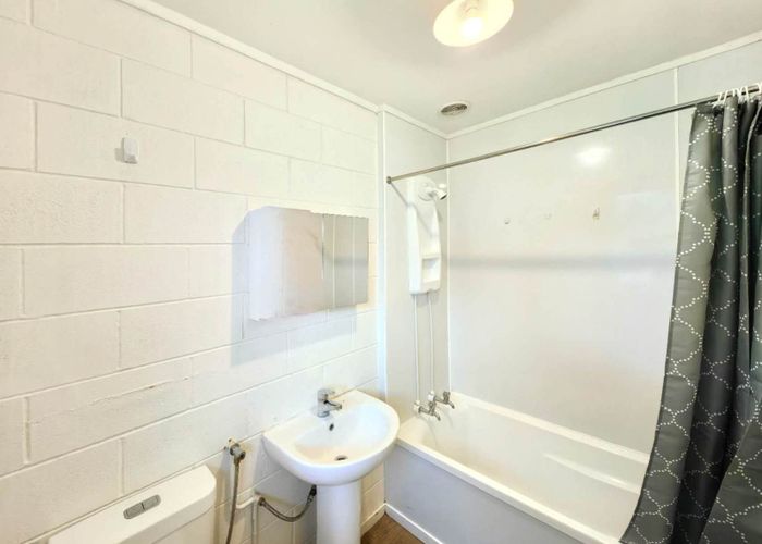  at 2/21 Gibbs Road, Manurewa, Manukau City, Auckland