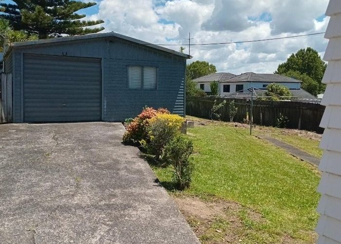  at 8 Dawnhaven Drive, Te Atatu Peninsula, Waitakere City, Auckland
