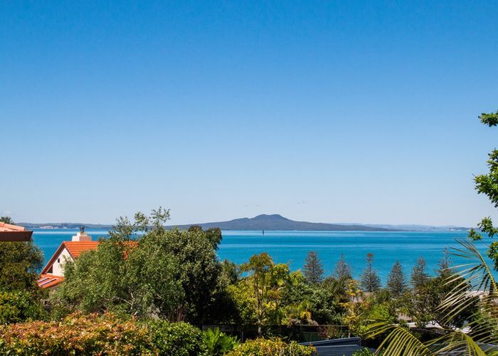  at 2/7 Orchard Road, Browns Bay, Auckland