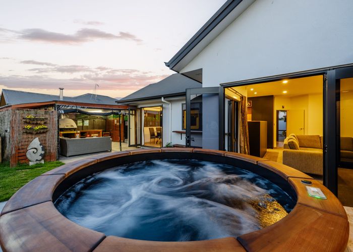  at 25 Somerton Drive, Huntington, Hamilton