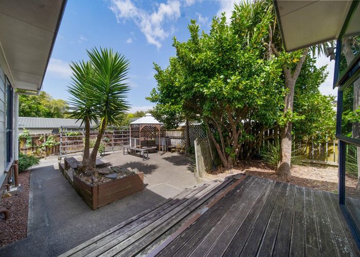  at 2/9 Bellville Drive, Clendon Park, Auckland