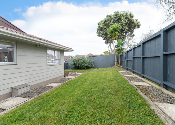  at 1/20 Lambrown Drive, Totara Vale, North Shore City, Auckland
