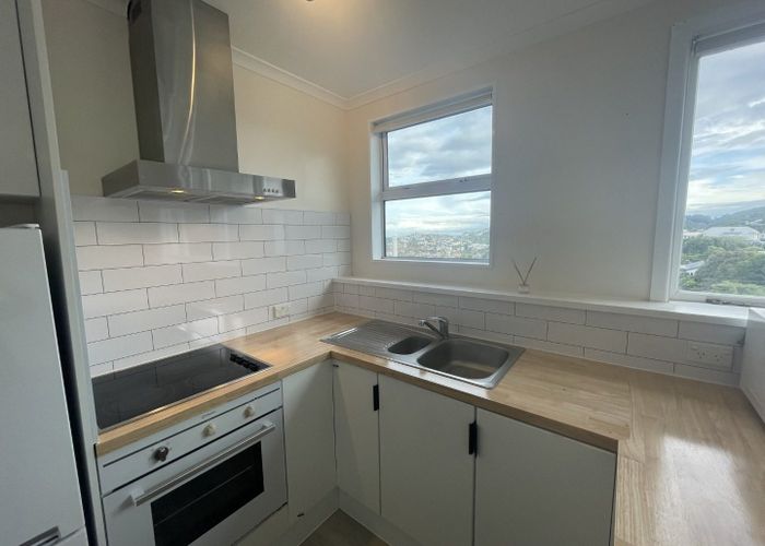  at Flat 2/12 Mataroa Avenue, Northland, Wellington, Wellington