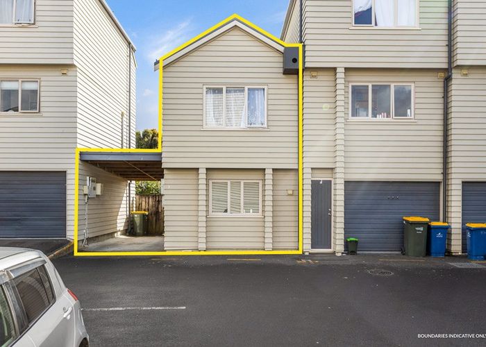  at 7/4 Keeling Road, Henderson, Auckland