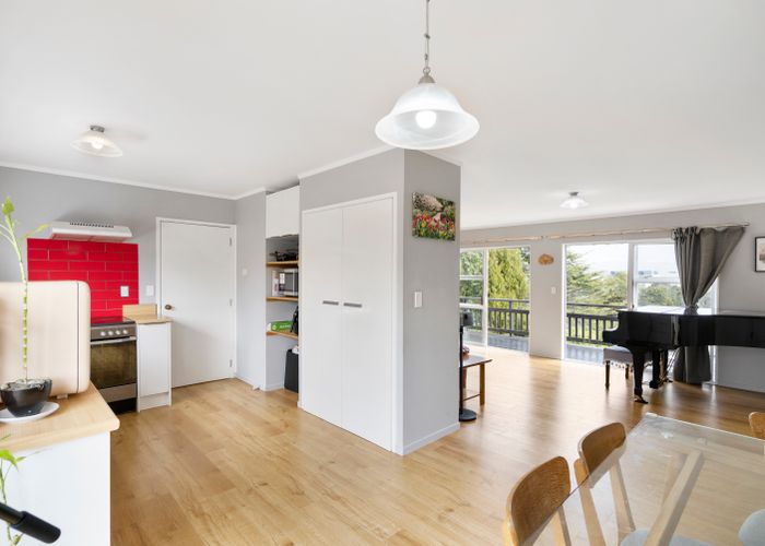  at 2/37 Edmonton Road, Henderson, Auckland