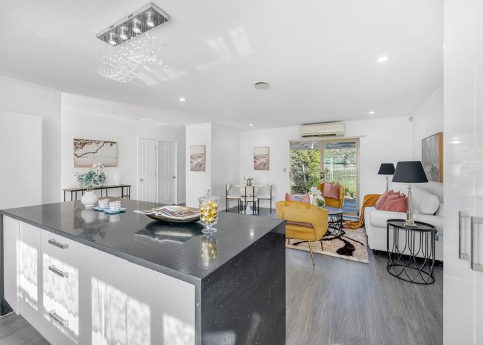  at 2 Lockington Avenue, Henderson, Waitakere City, Auckland