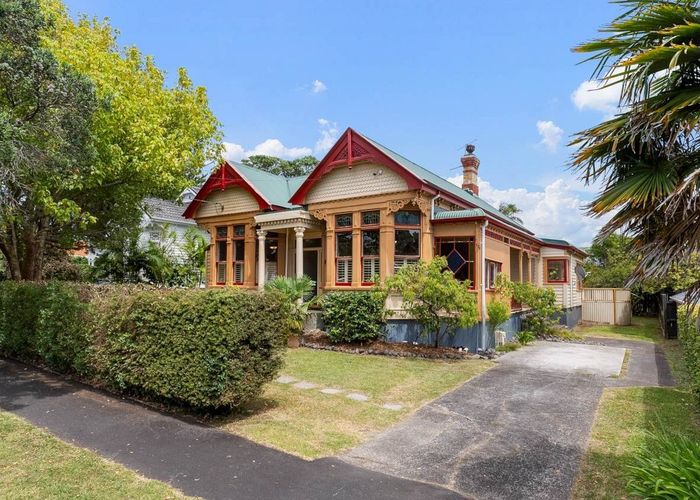  at 31 Summer Street, Stanley Point, Auckland
