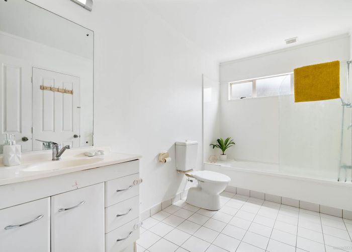  at 5/17 Neta Grove, Henderson, Auckland
